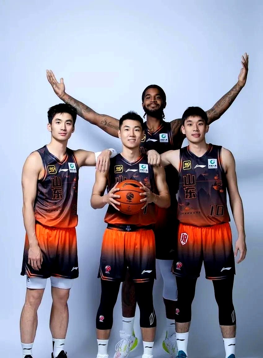 新疆队遭遇广东队强劲阻击,不敌对手压力 新疆队遭遇广东队强劲阻击,不敌对手压力