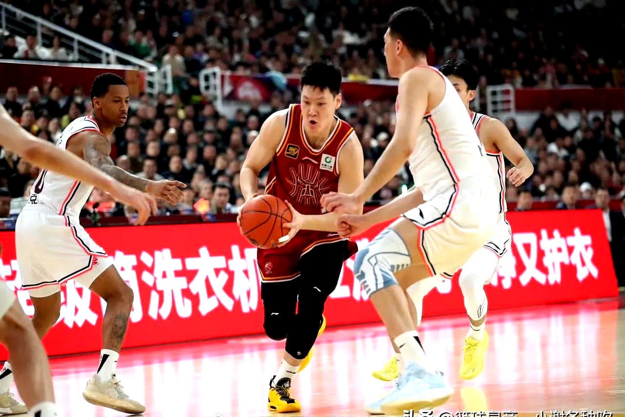 新疆队遭遇广东队强劲阻击,不敌对手压力 新疆队遭遇广东队强劲阻击,不敌对手压力