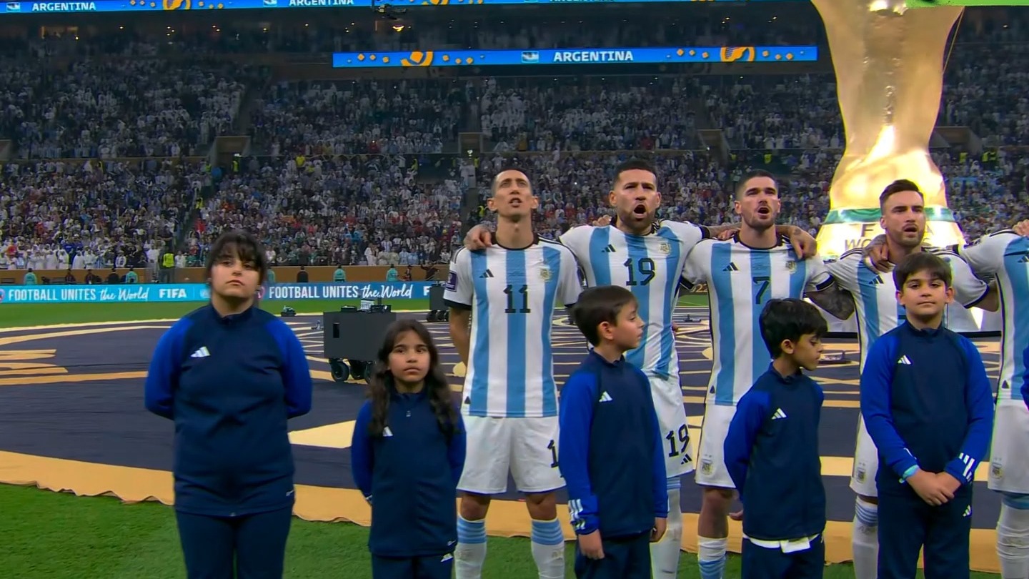 阿根廷赛后球员集体庆祝取胜直逼前四 阿根廷赛后球员集体庆祝取胜直逼前四