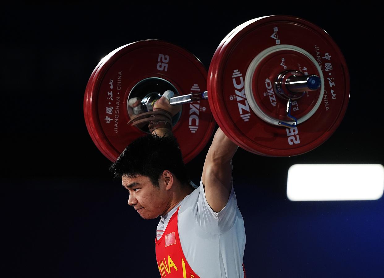 举重冠军在比赛中突破自我再度称霸 举重冠军在比赛中突破自我再度称霸