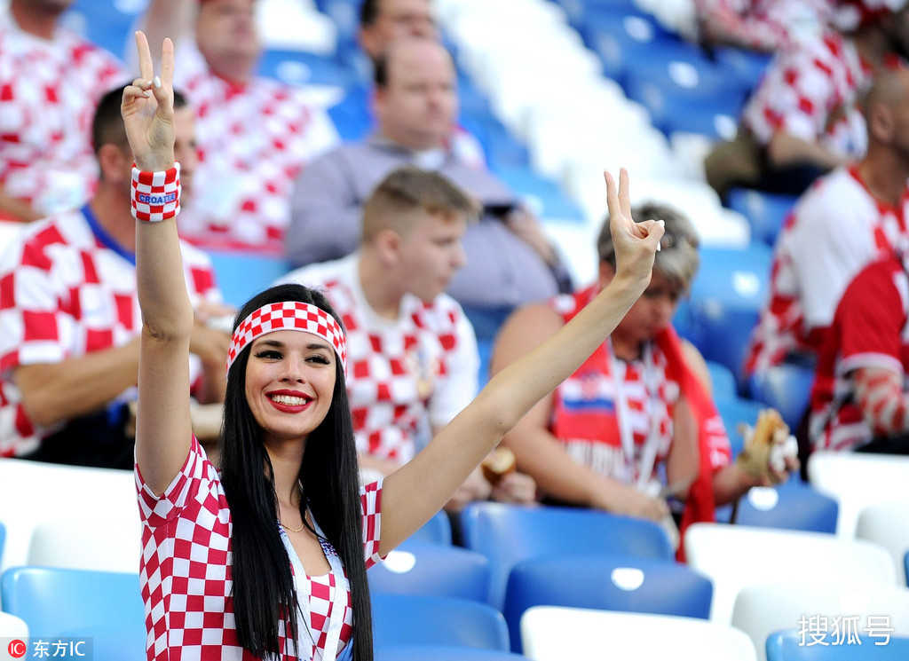 英格兰队险胜克罗地亚队,球迷欢呼不已 英格兰队险胜克罗地亚队,球迷欢呼不已