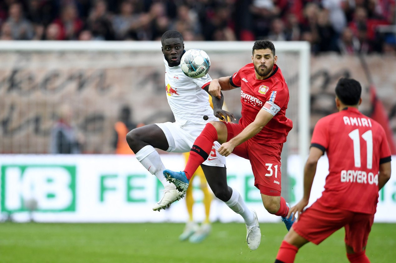 法兰克福豪取三分，赢得关键战的简单介绍