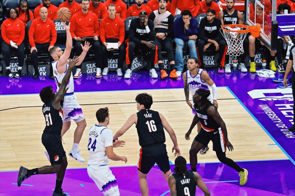 NBA传奇谢幕,球迷泪洒赛场 NBA传奇谢幕,球迷泪洒赛场