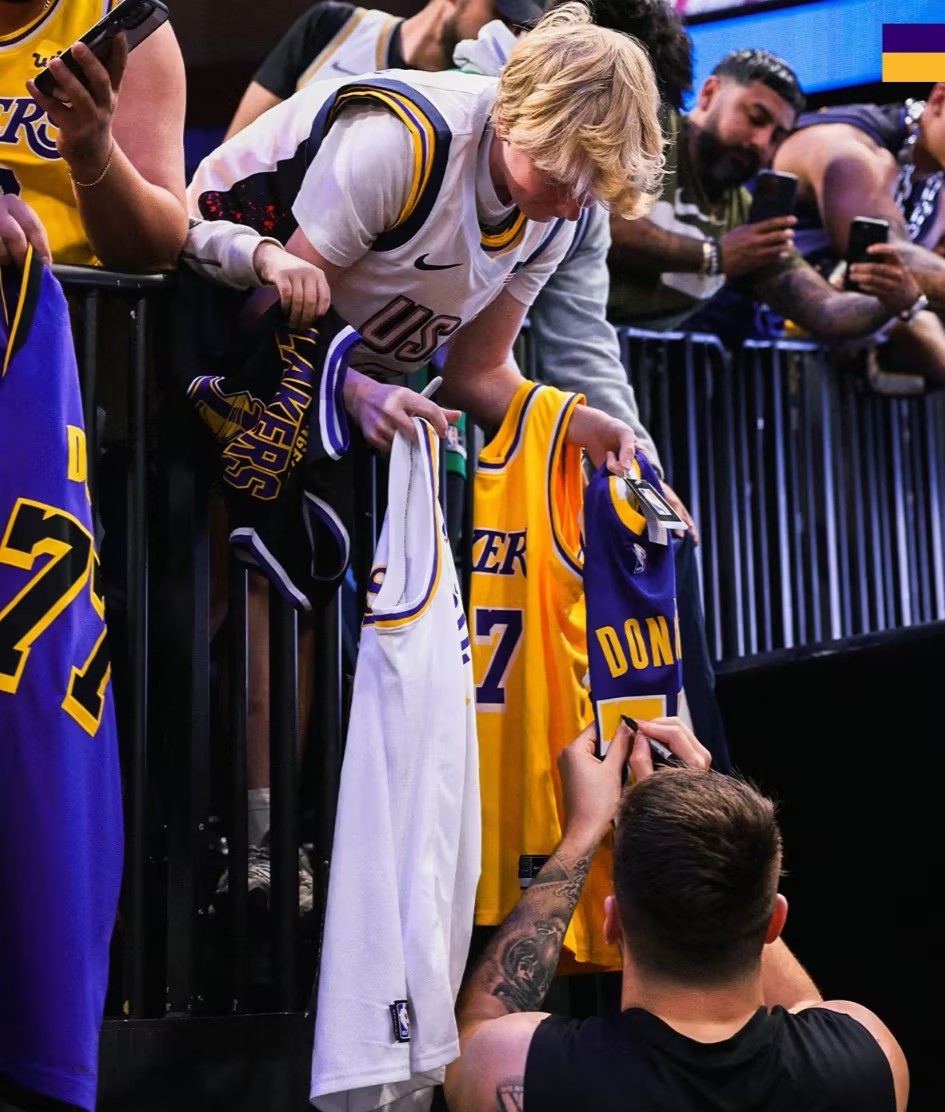 NBA传奇谢幕,球迷泪洒赛场 NBA传奇谢幕,球迷泪洒赛场