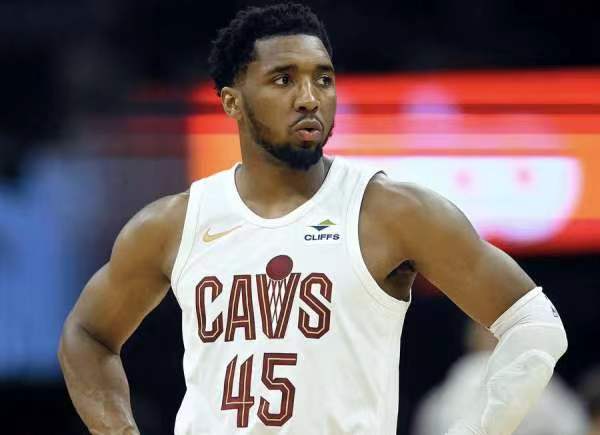 凯尔特人绝杀湖人，米切尔高光表现